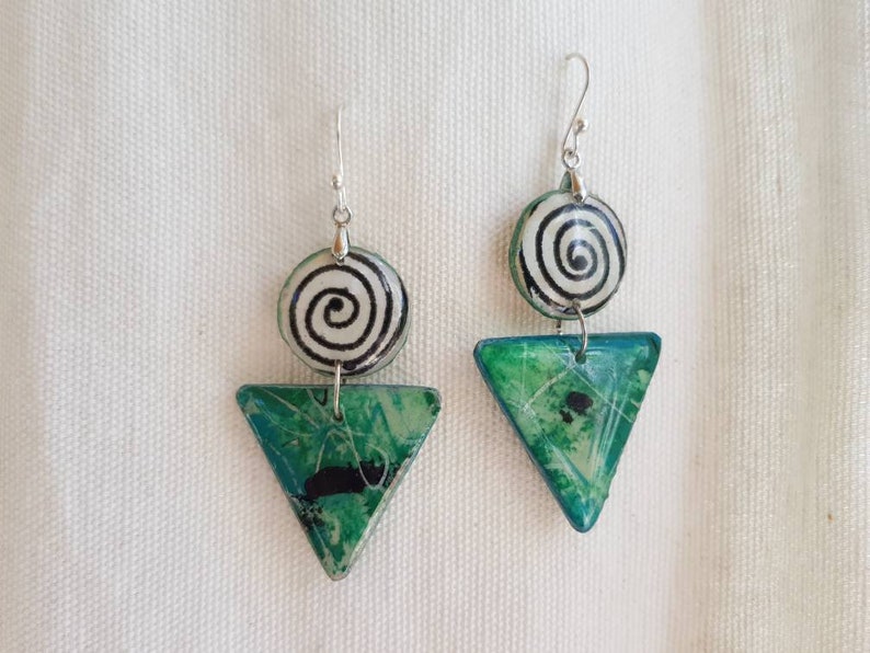 Earrings creator mounted in silver. green white triangle lightweight and reversible black resin