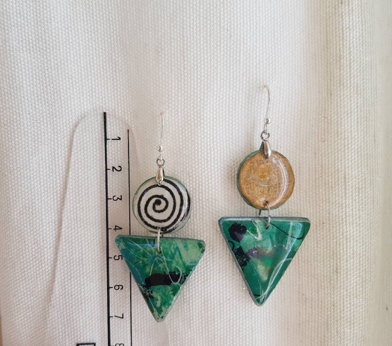 Earrings creator mounted in silver. green white triangle lightweight and reversible black resin