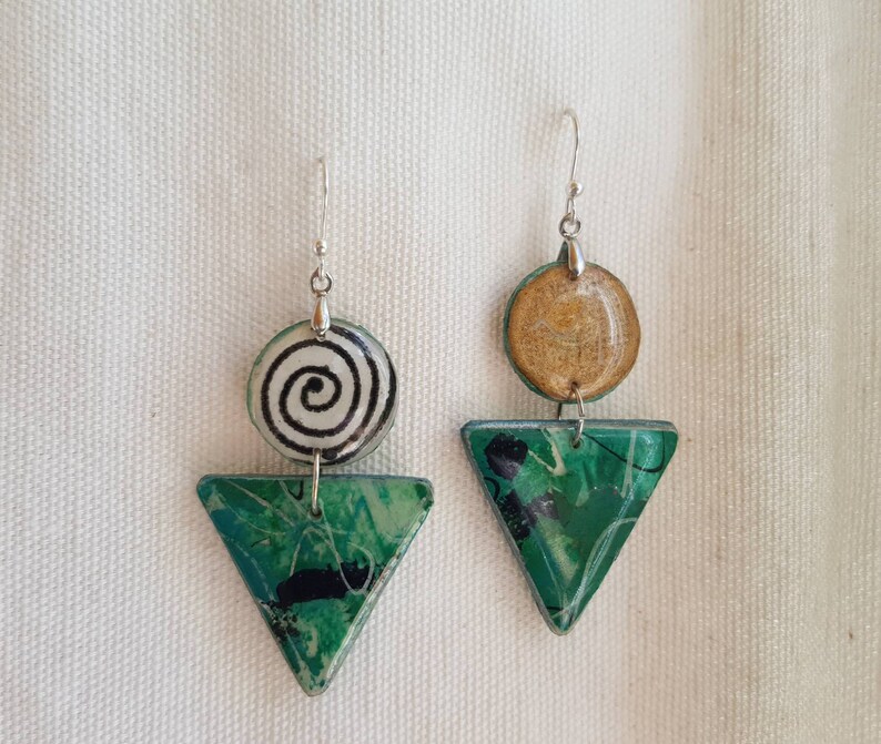Earrings creator mounted in silver. green white triangle lightweight and reversible black resin