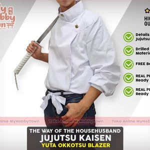 Puede incluir: Blazer blanco de Yuta Okkotsu de Jujutsu Kaisen con cuello alto y botón Jujutsu. El blazer está hecho de material de algodón perforado e incluye una cuerda de cinturón gratis. La imagen también muestra una espada.