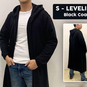 Puede incluir: Un abrigo largo negro con capucha con el texto "S - LEVELING Black Coat" en un rectángulo negro. El abrigo se lleva sobre una camiseta blanca y unos vaqueros azules. Una imagen más pequeña del abrigo está a la derecha.