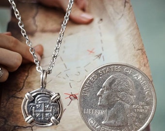 Collar Mini Atocha con Moneda de Plata: Marco de Plata de Ley