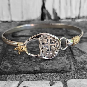 Atocha bangle bracelet with turtle hook clasp