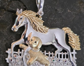 Colgante de caballo y perro en plata de ley: detalles en vermeil y zafiros arcoíris.