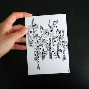 Des visages dans la forêt : illustration surréaliste en noir et blanc, impression 4 x 6