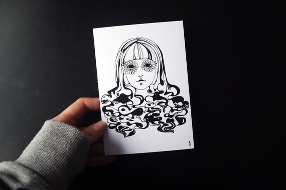 Carte Postale Art Impression Dessin Visage Fille Hippie Fleurs Psychédéliques Noir Et Blanc Monochrome Illustration Wall Art Dessiné à La Main