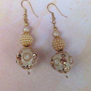 Dangle earrings creamy and glass beads