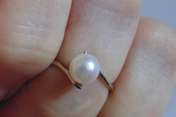 Beautiful white Akoya 6.5mm pearl ring 10kp white… - image 1