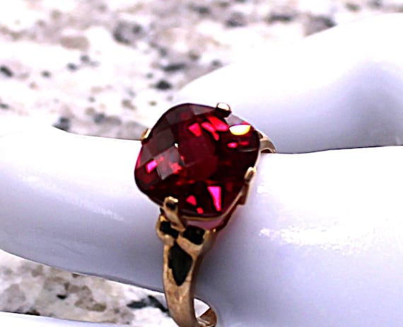 Ruby Ring set in 10kt Yellow Gold - image 5