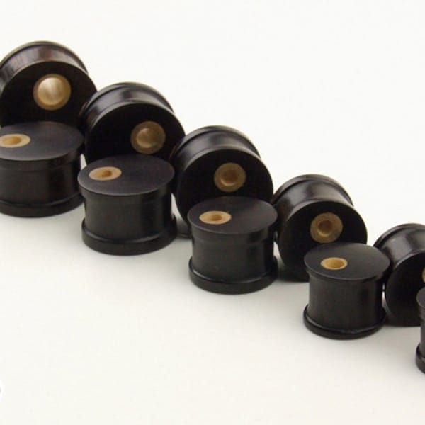 Massieve pluggen in Areng Wood, Ebony, Double Flanged Shoulder, Off-center Tunnel in Crocodile Wood, Verkrijgbaar in 18 mm