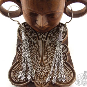 Orecchini pendenti a catena e grappolo da indossare con tappi a tunnel in legno di teak o corni di bufalo (venduti con o senza tappi)