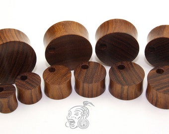 Plugs Tunnel en Bois de Teck, Double Épaulement, tunnel excentré de 4 mm de diamètre. Dispo en 12/ 14/ 16/ 18/ 20/ 22/ 26/ 28/ 30 mm