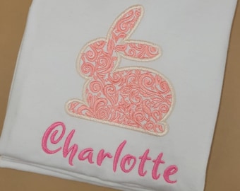 T-shirt ou grenouillère brodé personnalisé pour enfants avec lapin de Pâques rose//Chemise sur le thème de Pâques//Chemise des fêtes pour fille//Nom brodé personnalisé