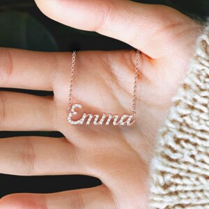 Placa de nombre personalizada con forma de corazón en oro macizo de 14 quilates