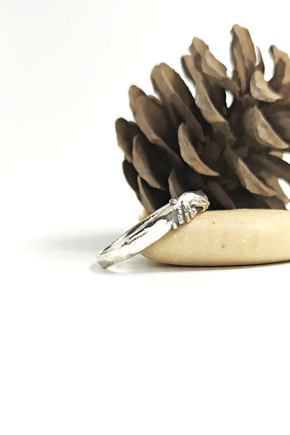 Bague avec deux mains sale