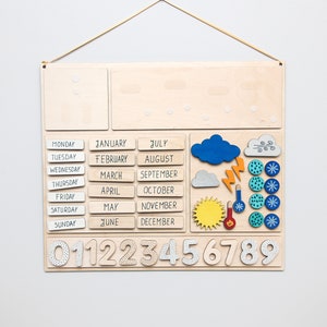 Weerkalender voor kinderen. Houten kalender met maanden, dagen, weerkaarten, nummers. Natuurlijke kalender voor kinderkamerinrichting