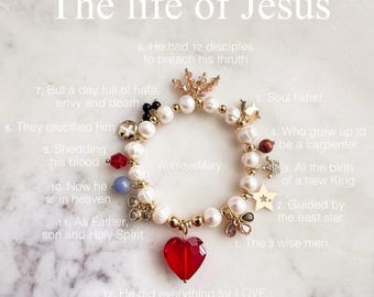 Pulsera Elástica “La Vida de Jesús” con Perlas Naturales y Baño de Oro 18k – Hecha a Mano.