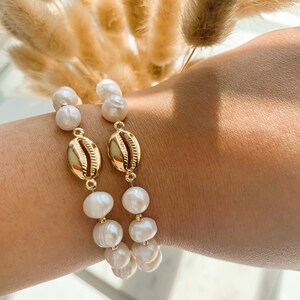 Pearl bracelet with gold shell charm