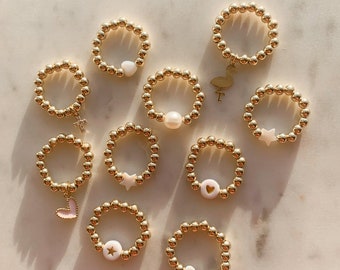 Anillo de cuentas elásticas bañado en oro de 18 quilates hecho a mano.