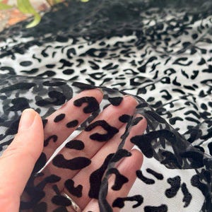 Weicher Tüllstoff Leopardenstoff Schwarzer Tüll mit Leopardenmuster Tüllstoff Rohware Weicher Tüllstoff Leopardenmuster Black Velvet Tüll Massenware
