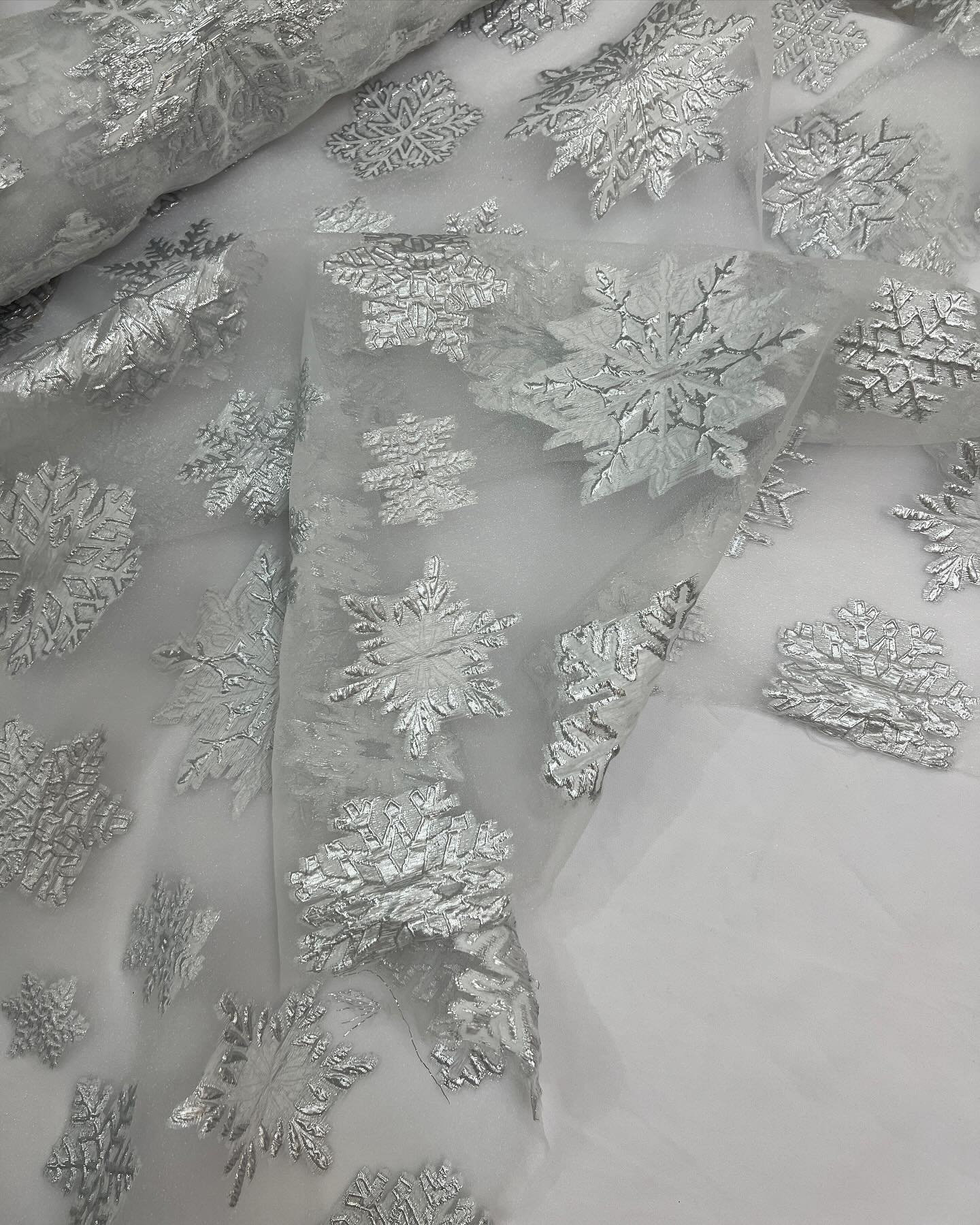 MAYJOYDIY Tissu Organza Flocon De Neige 91 X 157 Cm, Blanc Fumé, Tissu En Tulle Brodé à Paillettes Pour Nappe, Fête D'anniversaire, Mariage, Bricolage, Couture, Robe Tutu, Emballage Cadeau