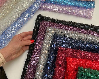 Puede incluir: Surtido de telas con lentejuelas en varios colores, incluyendo rosa, blanco, dorado, azul, morado, negro, plateado, azul marino, rojo y verde. La tela está hecha de un material de malla con lentejuelas cosidas.