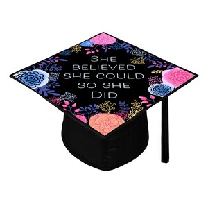 Sie glaubte, sie könnte so sie tat - Blumen-Design - Graduierung Cap Topper