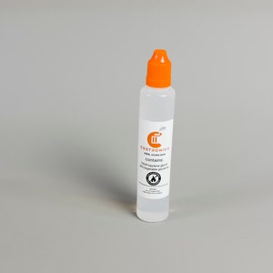 Pode incluir: Uma garrafa de plástico transparente com uma tampa laranja, etiquetada "COSTRONICA" e contendo "propilenoglicol, glicerina vegetal".