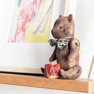 Orso giocattolo snodato in cotone filato con fiocco, decorazione orso per cameretta, giocattolo orso in stile vintage con accessori