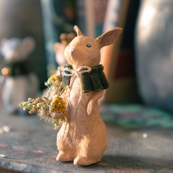 Deko-Hase aus gesponnener Baumwolle, Hase mit Umhang und Blumenkorb, Frühlingsfigur mit echten Blumen, Waldtiere.