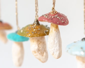 Set of 6 Spun Cotton Mushroom Ornaments, Cotton Wool Mushroom Decoration, Colorful Mini Mushrooms for Hanging
