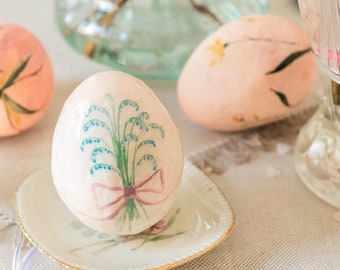 Decoration with blue flowers for the table, egg in hand-painted cotton wool, Easter egg in spun cotton to hang