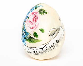 Oeuf de Pâques de style vintage, œuf peint à la main avec fleurs, décoration printanière, œufs de Pâques en coton et bois.