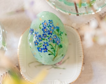 Ceramic effect decorative egg, Easter ornament with hand-painted flowers, floral spring decoration in spun cotton.