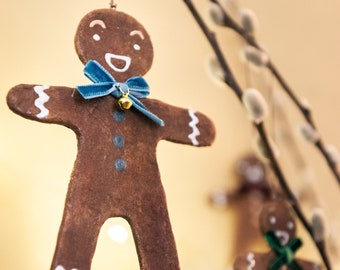 Omino di pan di zenzero per l'albero di natale in cotone filato