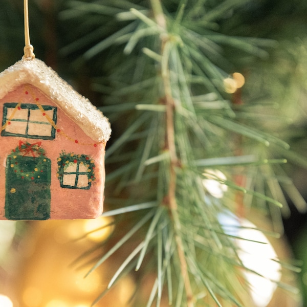 Set di ornamenti natalizi in cotone idrofilo dipinti a mano, decorazione natalizia casetta, slitta e calza, ornamento vintage effetto vetro.