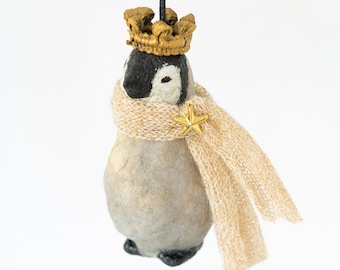 Pinguino con sciarpa e corona in cotone idrofilo