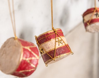 Trommeldekoration aus gesponnener Baumwolle im Vintage-Stil, goldene und rote Spielzeugtrommel mit goldenen Metallsternen