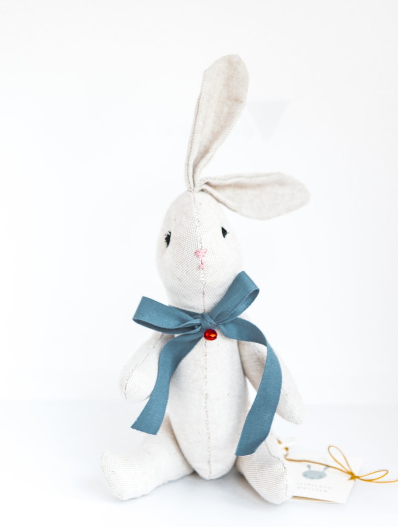 peluche en forme de lapin avec noeud bleu et clochette rouge. Sur commande. image 2