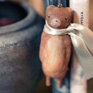 decorazione da appendere di ispirazione vintage, in cotone filato. Orso marrone e oro effetto anticato con collare verde.