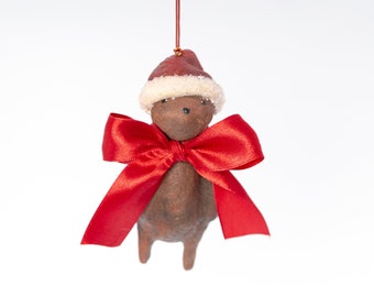 Orso con berretto natalizio e fiocco rosso