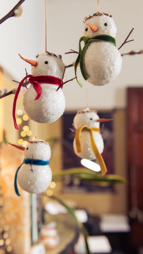 pupazzo di neve nel inverno cappello e sciarpa agando mano. carino neve figura con carota naso nel freddo stagione. festivo vacanza decorazione 69309766 Arte vettoriale a Vecteezy