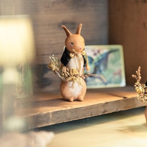 Coniglietto decorativo in cotone filato, coniglio con mantello e cesto per fiori, statuina primaverile con fiori veri, animali del bosco.