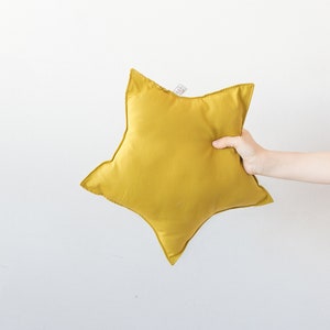 star-shaped pillow giallo senape