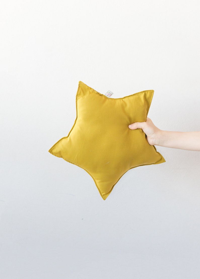 almohada en forma de estrella giallo senape