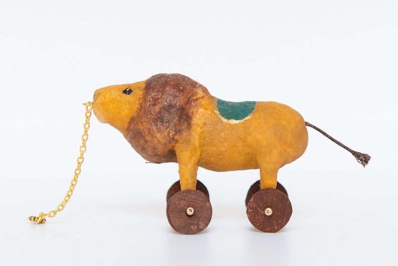 Vintage Inspired Cotton Spun Toy, Animal Spun Cotton Decoration on Wheels, Lion Vintage Toy Imitation with chain