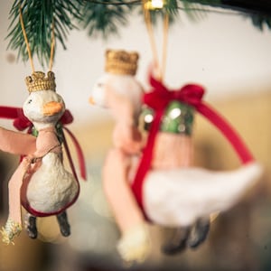 Décoration de Noël en forme de canard d'inspiration vintage, avec écharpe et cadeaux en coton. Fabriquée sur commande.