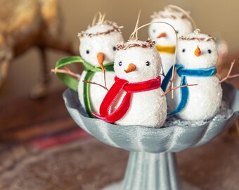 Pupazzo di neve natalizio, vivace e delicato sulla pelle, pupazzo di neve con sciarpa, decorazione interna ed esterna per casa, parchi, feste, centri commerciali, ristoranti