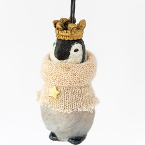 Vintage inspired decoration, penguin with scarf and crown made of cotton wool, winter decoration penguin with sweater. con maglioncino