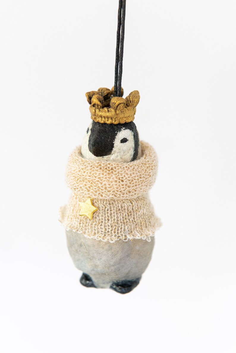 Vintage inspired decoration, penguin with scarf and crown made of cotton wool, winter decoration penguin with sweater. con maglioncino